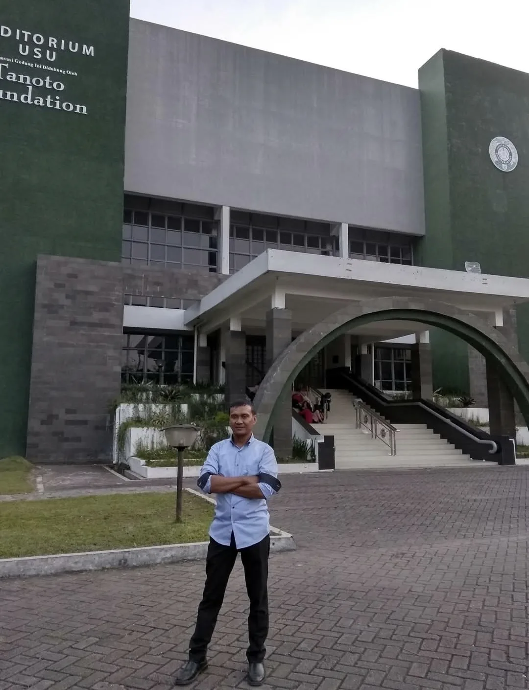 Ketua yayasan cinta keadilan Indonesia saat berada di auditorium universitas Sumatera Utara. 